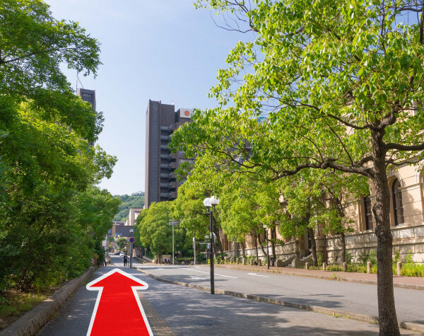 県公館西側の道